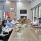 Sekda Aceh Besar Bahrul Jamil, S.Sos., M.Si., menerima audiensi pengurus SMSI Aceh Besar di ruang kerjanya, Kota Jantho, Selasa (15/9/2026). Foto: (SMSI Aceh Besar).