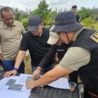Polda Aceh bersama Tim Puslabfor Cabang Medan melakukan pemeriksaan forensik tempat kejadian perkara (TKP) kebakaran hutan dan lahan (Karhutla) di kawasan HGU PT Gelora Sawita Makmur (GSM), Kabupaten Nagan Raya, Selasa, (15/9/2026).