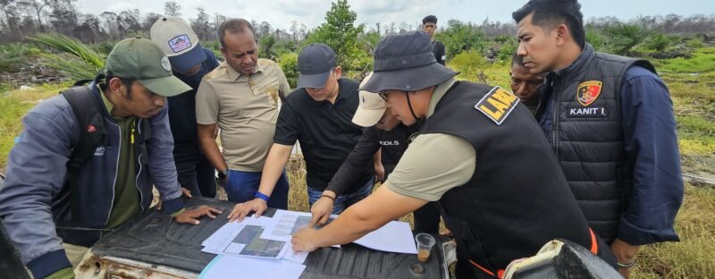 Polda Aceh bersama Tim Puslabfor Cabang Medan melakukan pemeriksaan forensik tempat kejadian perkara (TKP) kebakaran hutan dan lahan (Karhutla) di kawasan HGU PT Gelora Sawita Makmur (GSM), Kabupaten Nagan Raya, Selasa, (15/9/2026).