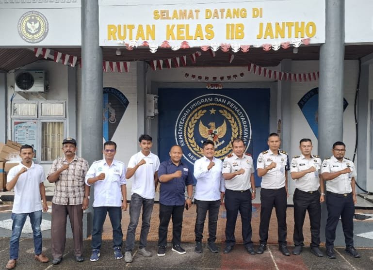 Ketua SMSI Aceh Besar Zulfikar, S.Pd., bersama jajaran pengurus saat melakukan audiensi dengan Kepala Rutan Kelas IIB Jantho Hery Anggara, A.Md.IP., S.H., M.Si., Rabu (16/9/2026). Foto: (SMSI Aceh Besar).
