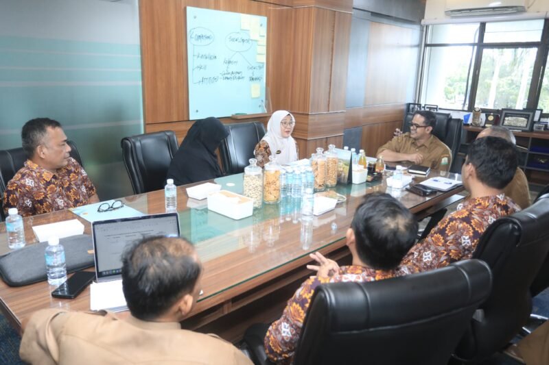 Sekda Aceh, Taufik, ST, M.Si, menerima silaturahmi Kepala Perwakilan Badan Kependudukan dan Keluarga Berencana Nasional (BKKBN) Aceh, Safrina Salim, SKM, M.Kes., beserta jajaran, di ruang kerja Sekda Aceh, Selasa (15/9/2026).