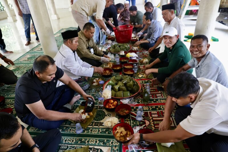 Wakil Gubernur Aceh Fadlullah, S.E., menghadiri kenduri Maulid Nabi Muhammad SAW di Gampong Kaye Jatoe, Teupin Raya, Kecamatan Glumpang Tiga, Kabupaten Pidie, Minggu (13/9/2026).