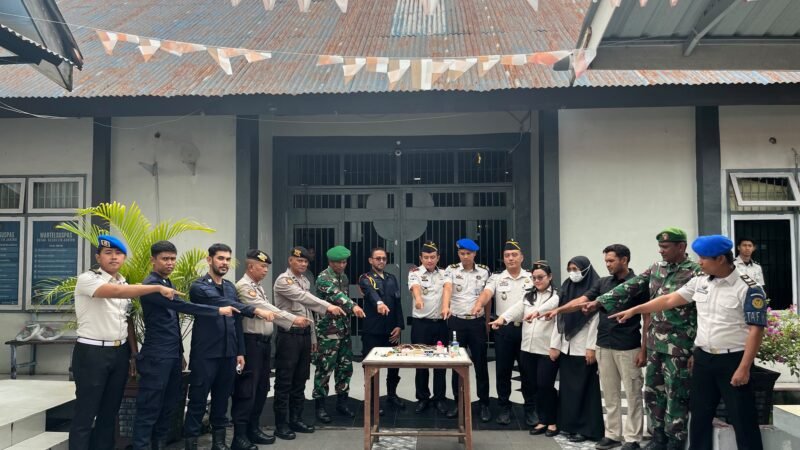 Petugas Rutan Kelas IIB Jantho bersama personel Polres Aceh Besar dan Koramil 17/Kota Jantho memperlihatkan sejumlah barang terlarang usai melakukan penggeledahan kamar hunian warga binaan dalam razia gabungan dan tes urine, Kamis (17/9/2026). Foto: (Dokumen Rutan Jantho).