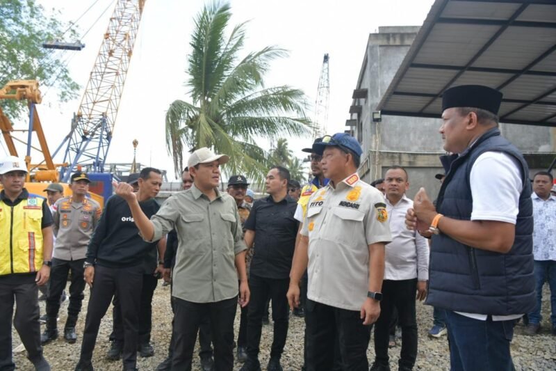 Wakil Gubernur Aceh Fadhlullah mendampingi
(Satgas PRR) yang dipimpin Menteri Dalam Negeri Tito Karnavian serta Menteri Pekerjaan Umum Dody Hanggodo atas beroperasinya kembali Jembatan Krueng Tingkeum di Kecamatan Kutablang, Kabupaten Bireuen, untuk lalu lintas umum mulai Minggu (20/9/2026).