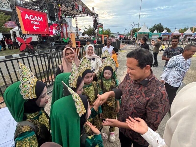 Wakil Gubernur Aceh, Fadhlullah, Didampingi Kepala Biro Administrasi Pimpinan Setda Aceh, Akkar Arafat, mengunjungi Expo Pembangunan dan UMKM dalam rangka Hari Ulang Tahun (HUT) ke-515 Kabupaten Pidie di Pidie Convention Center (PCC), Kamis (17/9/2026) sore.