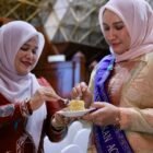 Ketua Forikan Aceh Marlina Usman, Staf Ahli TP PKK Aceh Mukarramah Fadhlullah menjadi Juri Kehormatan pada Lomba masak Serba Ikan tingkat Provinsi tahun 2026, di Anjong Mon Mata komplek Meuligoe Gubernur Aceh, Kamis (10/9/2026).