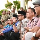 Plt. Sekretaris Daerah Aceh Taufik menerima mahasiswa Universitas Syiah Kuala (USK)  aksi unjuk rasa terkait penanganan pemulihan pascabencana Aceh di Halaman Kantor Gubernur Aceh, Kamis sore (10/9/2026).