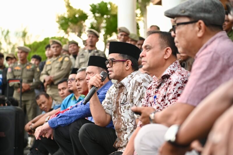 Plt. Sekretaris Daerah Aceh Taufik menerima mahasiswa Universitas Syiah Kuala (USK)  aksi unjuk rasa terkait penanganan pemulihan pascabencana Aceh di Halaman Kantor Gubernur Aceh, Kamis sore (10/9/2026).