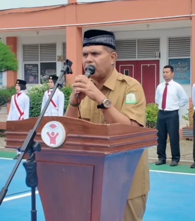 Kadisdik Aceh, Murthalamuddin, S.Pd., M.SP., bertindak selaku Pembina Upacara Bendera di SMA Teuku Nyak Arif Fatih Bilingual School, Banda Aceh, pada Senin, (21/9/2026).