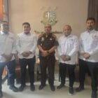 Ketua SMSI Aceh Besar Zulfikar, S.Pd., bersama pengurus saat melakukan silaturahmi dan audiensi dengan Kajari Aceh Besar Dr. Wisnu Murtopo Nur Muhamad, S.H., M.H., Selasa (22/9/2026). Foto: (SMSI Aceh Besar).