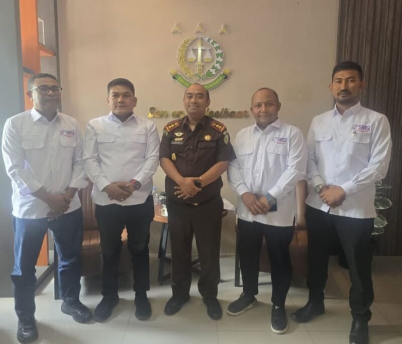 Ketua SMSI Aceh Besar Zulfikar, S.Pd., bersama pengurus saat melakukan silaturahmi dan audiensi dengan Kajari Aceh Besar Dr. Wisnu Murtopo Nur Muhamad, S.H., M.H., Selasa (22/9/2026). Foto: (SMSI Aceh Besar).