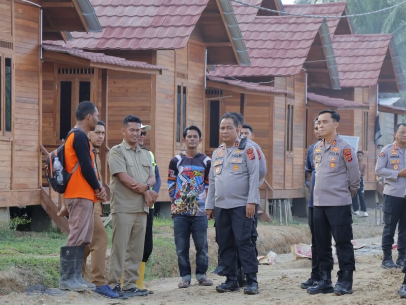 Irjen Pol. Ruddi Setiawan, didampingi Wakapolda Aceh Brigjen Pol. Ari Wahyu Widodo, Irwasda Kombes Pol. Iskandar ZA, para pejabat utama Polda Aceh, serta Kapolres, meninjau progres pembangunan hunian tetap (huntap)  di Simpang Kanan, Kecamatan Kejuruan Muda, Kabupaten Aceh Tamiang, Selasa, (22/9/2026).