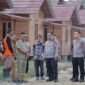 Irjen Pol. Ruddi Setiawan, didampingi Wakapolda Aceh Brigjen Pol. Ari Wahyu Widodo, Irwasda Kombes Pol. Iskandar ZA, para pejabat utama Polda Aceh, serta Kapolres, meninjau progres pembangunan hunian tetap (huntap)  di Simpang Kanan, Kecamatan Kejuruan Muda, Kabupaten Aceh Tamiang, Selasa, (22/9/2026).
