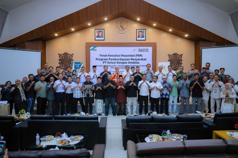 General Manager Solusi Bangun Andalas, R. Adi Santosa berfoto bersama Kepala Bappeda Kabupaten Aceh Besar, Agus Husni, S.P., Kepala DPMPTSP Aceh Besar, Andria Shahputra, S.E., M.M., Kadinkes Aceh Besar, Ns. Rina Karmila, S.Kep., M.Kep., jajaran Forkopimcam, tokoh masyarakat, penerima manfaat program CSR, tim Rumah Zakat, Rumah Amal USK, Rumoh Pangan Aceh, Islamic Relief serta para pemangku kepentingan lainnya. Foto: (Media Center Aceh Besar).