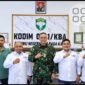 Dandim 0101/KBA Kolonel Inf Faurizal Noerdin, S.Sos., M.Sc. menerima audiensi dan silaturahmi Pengurus SMSI Aceh Besar yang dipimpin Ketua Zulfikar, S.Pd., di ruang kerja Kodim 0101/KBA, Rabu (23/9/2026). Foto: (SMSI Aceh Besar).