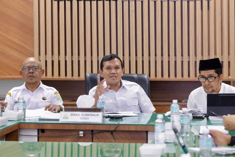 Wakil Gubernur Aceh Fadhlullah memimpin rapat bersama Tim Pemerintah Aceh yang membahas revisi Undang-Undang Nomor 11 Tahun 2006 tentang Pemerintahan Aceh (UUPA) di Kantor Gubernur Aceh, Rabu (23/9/2026).