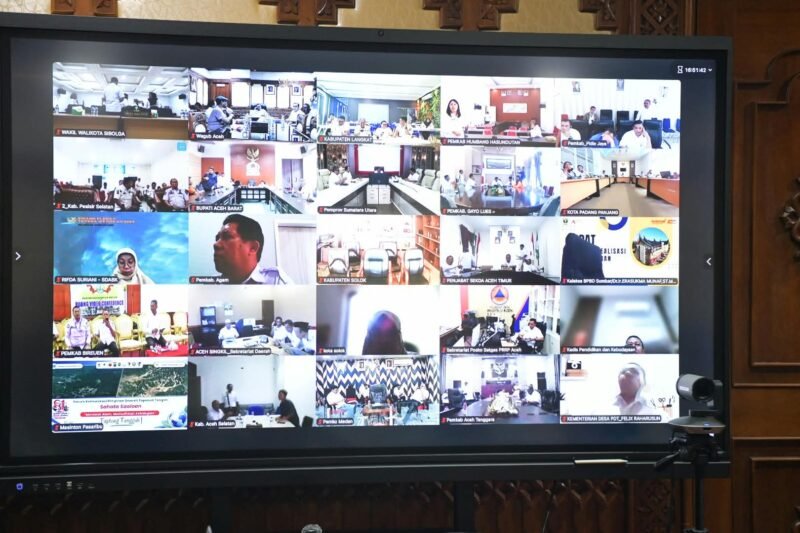 Wakil Gubernur Aceh Fadhlullah mengikuti Rapat Koordinasi dan Press Release Perkembangan Rehabilitasi dan Rekonstruksi Pembangunan Infrastruktur Pascabencana Alam di wilayah Sumatera melalui konferensi video, Rabu (23/9/2026)
