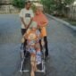 Sariana Hasibuan, lansia 76 tahun, menggunakan kursi roda bantuan Pemerintah Aceh melalui Dinas Sosial Aceh, didampingi anggota keluarga di Banda Aceh, Kamis (24/9/2026). Foto: (Dinsos Aceh).