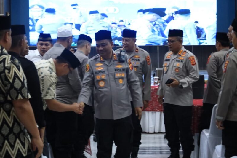 Irjen Pol. Ruddi Setiawan menghadiri pengajian bersama Kapolri Jenderal Listyo Sigit Prabowo dan K.H. Ahmad Bahauddin Nursalim (Gus Baha) secara hybrid dari Gedung Presisi Polda Aceh, Sabtu, (26/9/2026).
