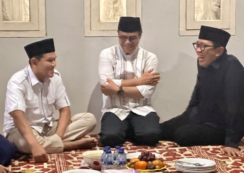 Wakil Gubernur Aceh, Fadlullah, didampingi Kepala Biro Administrasi Pimpinan (Adpim) Setda Aceh, Akkar Arafat, S.STP., M.Si., bertakziah ke rumah duka almarhum Sjamsul Kahar, ayahanda Wakil Menteri Komunikasi dan Digital (Wamenkomdigi) Nezar Patria, di Ketapang, Jumat (25/9/2026).
