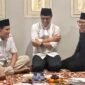 Wakil Gubernur Aceh, Fadlullah, didampingi Kepala Biro Administrasi Pimpinan (Adpim) Setda Aceh, Akkar Arafat, S.STP., M.Si., bertakziah ke rumah duka almarhum Sjamsul Kahar, ayahanda Wakil Menteri Komunikasi dan Digital (Wamenkomdigi) Nezar Patria, di Ketapang, Jumat (25/9/2026).