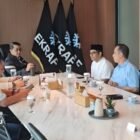 Anggota Komisi VII DPRA, Romi Syahputra, dan Zamzami bersama Kadisdik Dayah Aceh, Muhsin Thahir, dengan Menteri Ekonomi Kreatif RI, Teuku Riefky Harsya, di Kantor Kementerian Ekonomi Kreatif RI, Jakarta Pusat, Jumat (4/9/2026).