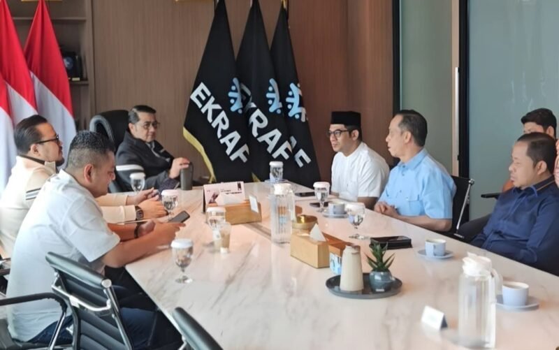 Anggota Komisi VII DPRA, Romi Syahputra, dan Zamzami bersama Kadisdik Dayah Aceh, Muhsin Thahir, dengan Menteri Ekonomi Kreatif RI, Teuku Riefky Harsya, di Kantor Kementerian Ekonomi Kreatif RI, Jakarta Pusat, Jumat (4/9/2026).