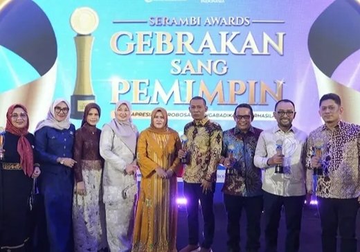 Ketua DPRA, Zulfadhli saat menerima dua penghargaan sekaligus dalam ajang Serambi Award 2026 pada Malam Apresiasi “Gebrakan Sang Pemimpin”. Acara digelar di Gedung AAC Dayan Dawood, Banda Aceh, Sabtu (29/8/2026) malam.