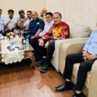 Pengurus SMSI Kabupaten Aceh Besar bersama Pimpinan Bank Aceh Syariah Cabang Jantho, Mursal, usai silaturahmi dan audiensi di Jantho, Rabu (16/9/2026). Foto: SMSI Aceh Besar.