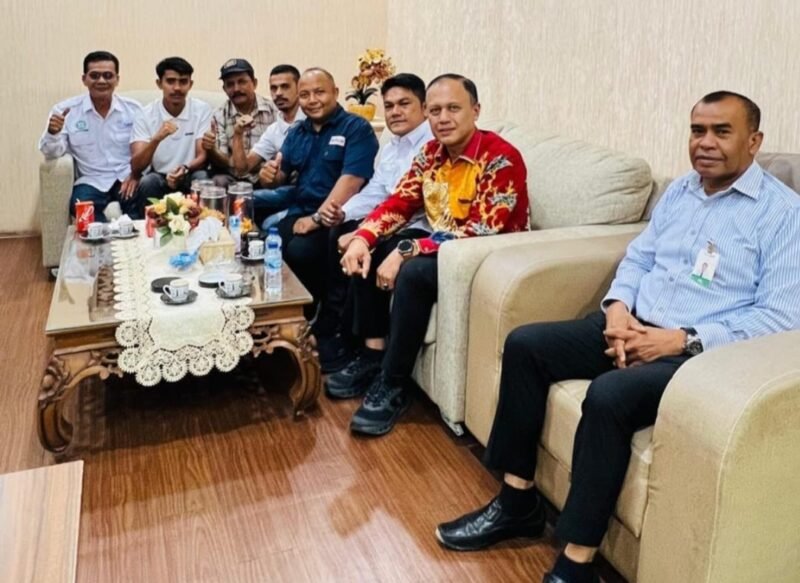 Pengurus SMSI Kabupaten Aceh Besar bersama Pimpinan Bank Aceh Syariah Cabang Jantho, Mursal, usai silaturahmi dan audiensi di Jantho, Rabu (16/9/2026). Foto: SMSI Aceh Besar.