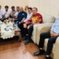 Pengurus SMSI Kabupaten Aceh Besar bersama Pimpinan Bank Aceh Syariah Cabang Jantho, Mursal, usai silaturahmi dan audiensi di Jantho, Rabu (16/9/2026). Foto: SMSI Aceh Besar.