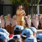 Kepala Dinas Pendidikan Aceh, Murthalamuddin, S.Pd., M.SP., saat bertindak sebagai Pembina Upacara Bendera di SMA Negeri 7 Banda Aceh, Senin (14/9/2026).