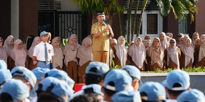 Kepala Dinas Pendidikan Aceh, Murthalamuddin, S.Pd., M.SP., saat bertindak sebagai Pembina Upacara Bendera di SMA Negeri 7 Banda Aceh, Senin (14/9/2026).