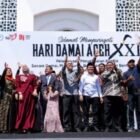 Ketua DPRA Zulfadhli bersama sejumlah pihak melepas burung sebagai simbol kebebasan dan perdamaian dalam rangka memperingati 21 tahun Damai Aceh di Banda Aceh, Kamis (14/8/2026).