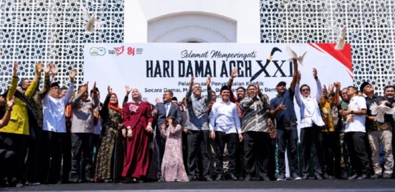 Ketua DPRA Zulfadhli bersama sejumlah pihak melepas burung sebagai simbol kebebasan dan perdamaian dalam rangka memperingati 21 tahun Damai Aceh di Banda Aceh, Kamis (14/8/2026).