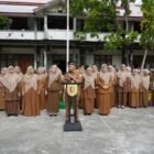 Kadisdik Aceh Murthalamuddin, S.Pd., MSP, bertindak sebagai Pembina Upacara di SMA Negeri 2 Banda Aceh, Senin (27/7/2026).