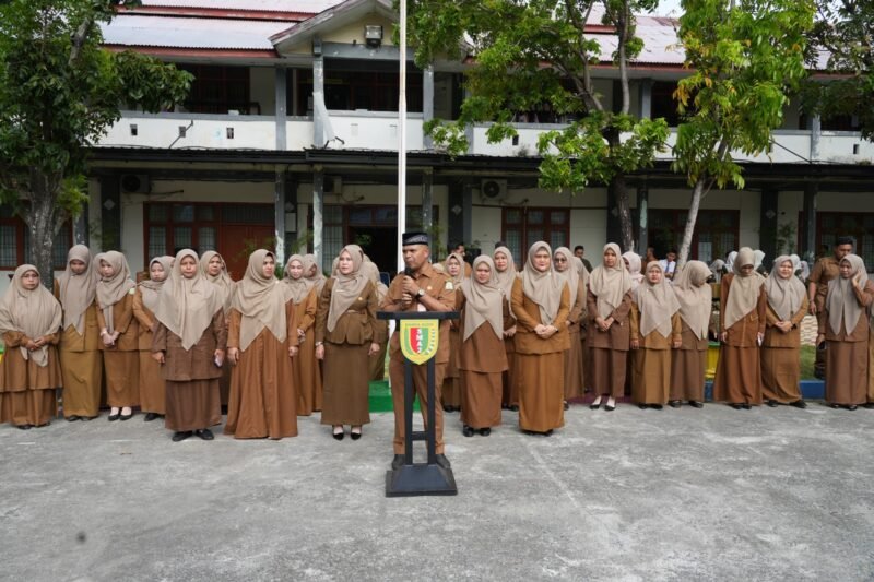 Kadisdik Aceh Murthalamuddin, S.Pd., MSP, bertindak sebagai Pembina Upacara di SMA Negeri 2 Banda Aceh, Senin (27/7/2026).