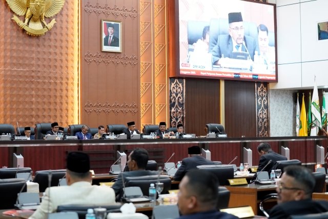 DPRA Gelar Paripurna Penyampaian Pendapat dihadiri pimpinan dan anggota DPRA, Gubernur Aceh yang diwakili Sekretaris Daerah Aceh, unsur Forkopimda Aceh, jajaran Pemerintah Aceh, instansi vertikal, perguruan tinggi, organisasi masyarakat, wartawan, serta undangan lainnya, Tahun Anggaran 2025, Rabu (26/8/2026) malam di gedung DPRA