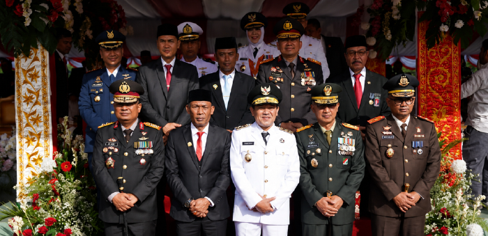 Ketua DPRA Zulfadhli, Wakil Gubernur Aceh Fadhlullah, TNI, Polri, tokoh agama, pemuda, serta berbagai unsur masyarakat lainnya, menghadiri, HUT RI ke-81 dipusatkan di Lapangan Blang Padang, Banda Aceh, Senin (17/8/2026).