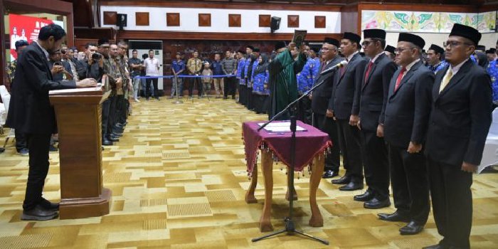 Gubernur Aceh, H. Muzakir Manaf melakukan Pengambilan Sumpah Jabatan dan Pelantikan Pejabat Pimpinan Tinggi Pratama beserta Kepala SMA/SMK dan SLB pada Lingkungan Pemerintah Aceh, di Anjong Mon Mata, Banda Aceh, Kamis, (23/7/2026).