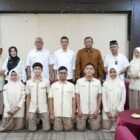 Kadisdik Aceh Murthalamuddin, S.Pd., MSP., memberikan semangat kepada tim
Lomba Cerdas Cermat (LCC) Empat Pilar MPR RI tingkat nasional di Jakarta. Pelepasan berlangsung di Aula Hotel SMKN 3 Banda Aceh, Rabu (20/8/2026).