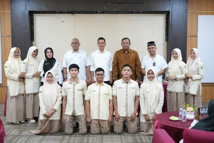 Kadisdik Aceh Murthalamuddin, S.Pd., MSP., memberikan semangat kepada tim
Lomba Cerdas Cermat (LCC) Empat Pilar MPR RI tingkat nasional di Jakarta. Pelepasan berlangsung di Aula Hotel SMKN 3 Banda Aceh, Rabu (20/8/2026).