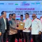 Ketua Umum SMSI Pusat, Firdaus, didampingi Ketua SMSI Aceh, Aldin NL, menyerahkan SK kepengurusan SMSI Aceh Besar masa bakti 2026–2029 kepada Ketua SMSI Aceh Besar, Zulfikar, S.Pd., didampingi Sekretaris Sadhali, S.Pd., Bendahara Azhari Usman, S.Pd dan Wakil Bendahara Nazarullah, S.E., pada rangkaian SMSI Aceh Awards 2026 di Anjong Mon Mata, Banda Aceh, Sabtu (5/9/2026) malam. Foto: (SMSI Aceh Besar).