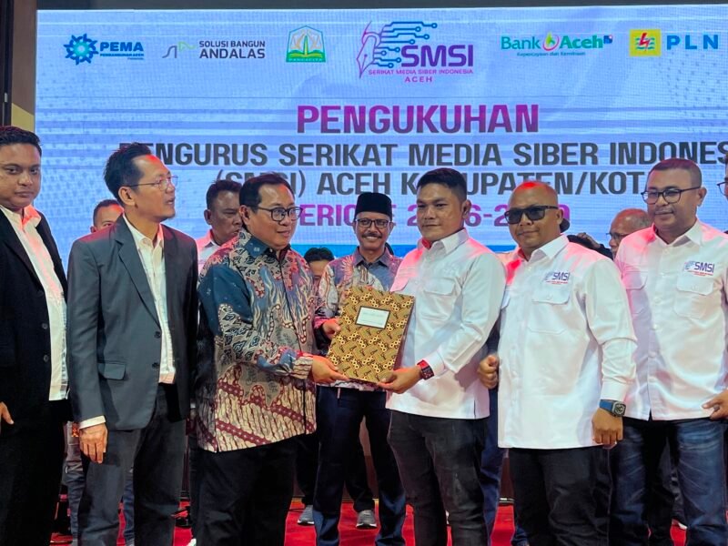 Ketua Umum SMSI Pusat, Firdaus, didampingi Ketua SMSI Aceh, Aldin NL, menyerahkan SK kepengurusan SMSI Aceh Besar masa bakti 2026–2029 kepada Ketua SMSI Aceh Besar, Zulfikar, S.Pd., didampingi Sekretaris Sadhali, S.Pd., Bendahara Azhari Usman, S.Pd dan Wakil Bendahara Nazarullah, S.E., pada rangkaian SMSI Aceh Awards 2026 di Anjong Mon Mata, Banda Aceh, Sabtu (5/9/2026) malam. Foto: (SMSI Aceh Besar).