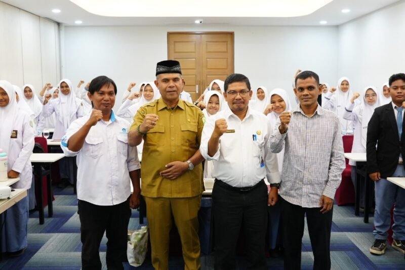 Kepala Dinas Pendidikan Aceh, Murthalamuddin, S.Pd., MSP., membuka sekaligus memberikan arahan dan menyemangati siswa/i SMA sederajat se-Kota Banda Aceh mengikuti pelatihan penulisan kreatif. Senin (14/9/2026).