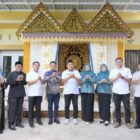 Wakil Ketua I DPRK Banda Aceh, Daniel Abdul Wahab, bersama Keuchik Gampong Alue Deah Teungoh, Irwansyah, unsur kecamatan, perangkat gampong, dan ibu-ibu PKK berfoto bersama di depan perangkat pelaminan adat Aceh yang diserahkan untuk dimanfaatkan masyarakat, Rabu (21/10/2026). 