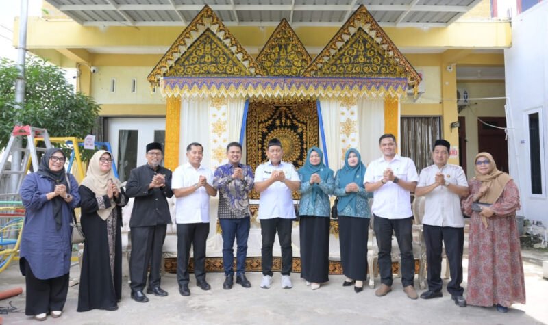 Wakil Ketua I DPRK Banda Aceh, Daniel Abdul Wahab, bersama Keuchik Gampong Alue Deah Teungoh, Irwansyah, unsur kecamatan, perangkat gampong, dan ibu-ibu PKK berfoto bersama di depan perangkat pelaminan adat Aceh yang diserahkan untuk dimanfaatkan masyarakat, Rabu (21/10/2026).