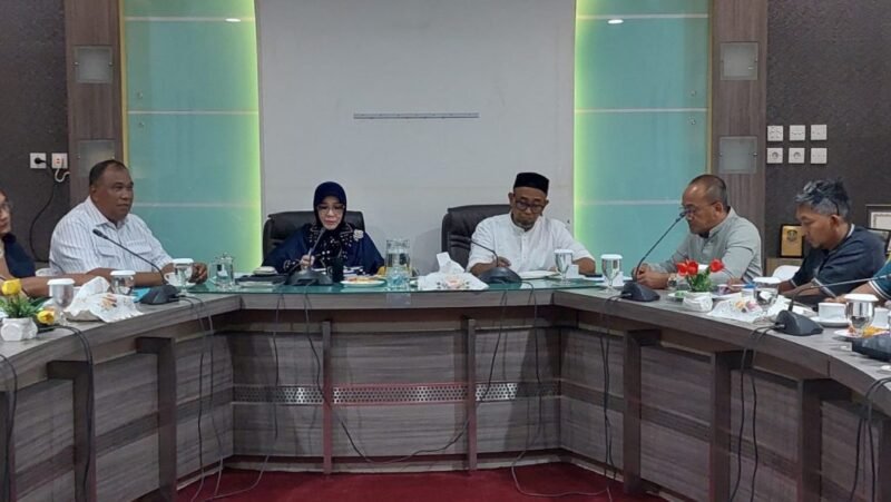 Wali Kota Banda Aceh, Illiza Sa’aduddin Djamal, memimpin rapat penanganan dampak Karhutla bersama Sekretaris Daerah, para asisten, dan seluruh kepala OPD di Ruang Rapat Wali Kota, Balai Kota Banda Aceh, Jumat (16/10/2026).