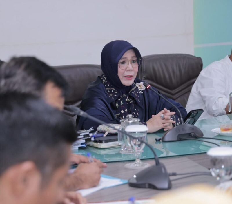 Wali Kota Banda Aceh Illiza Sa’aduddin Djamal memimpin rapat penanganan dampak Kebakaran Hutan dan Lahan (Karhutla) di Ruang Rapat Wali Kota, Balai Kota Banda Aceh, Jumat (16/10/2026). 
