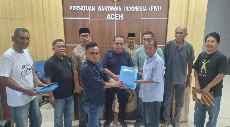 Ketua Tim Pemenangan, Nasir Nurdin, Jufrizal Coy Menyerahkan Dokumen Pendaftaran kepada Imran Joni, Ketua Pokja Verifikasi di Sekretariat Panitia, Kantor PWI Aceh, Sabtu, (17/10/2026). 